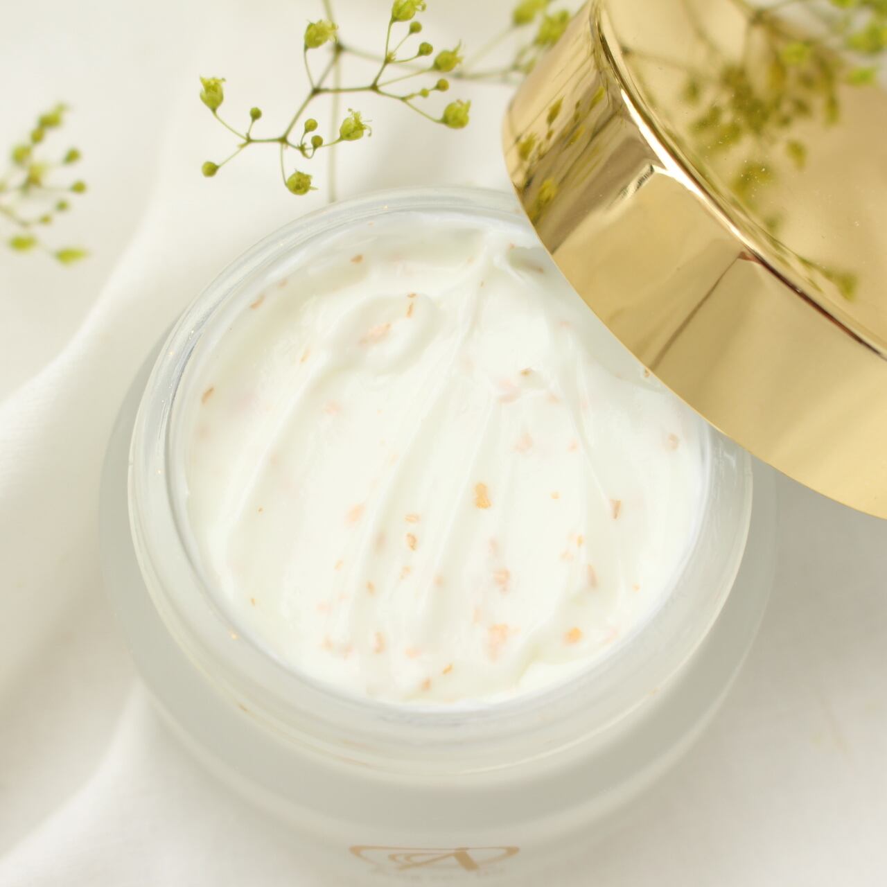 〈ゴールドクリーム〉油分の少ない超微粒子クリーム。肌のターンオーバーを助け、金とコラーゲンの働きでハリと潤いある美肌に