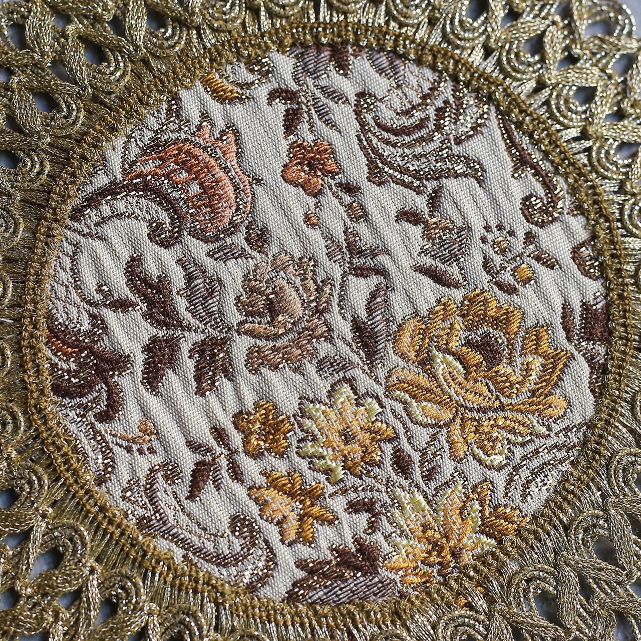 ドイツから届いた、美しい刺繍の敷物