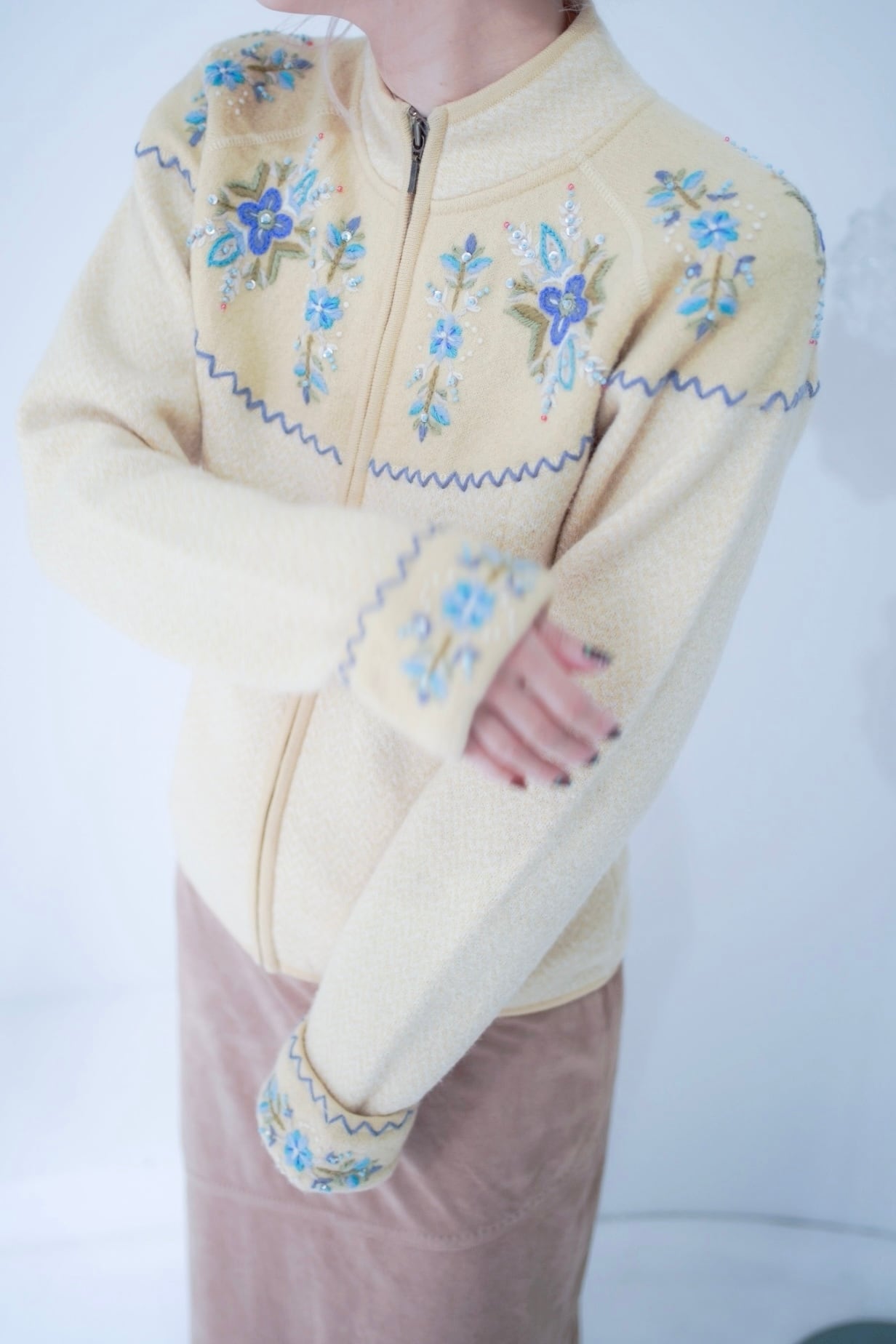 flower bees embroidery zipup knit