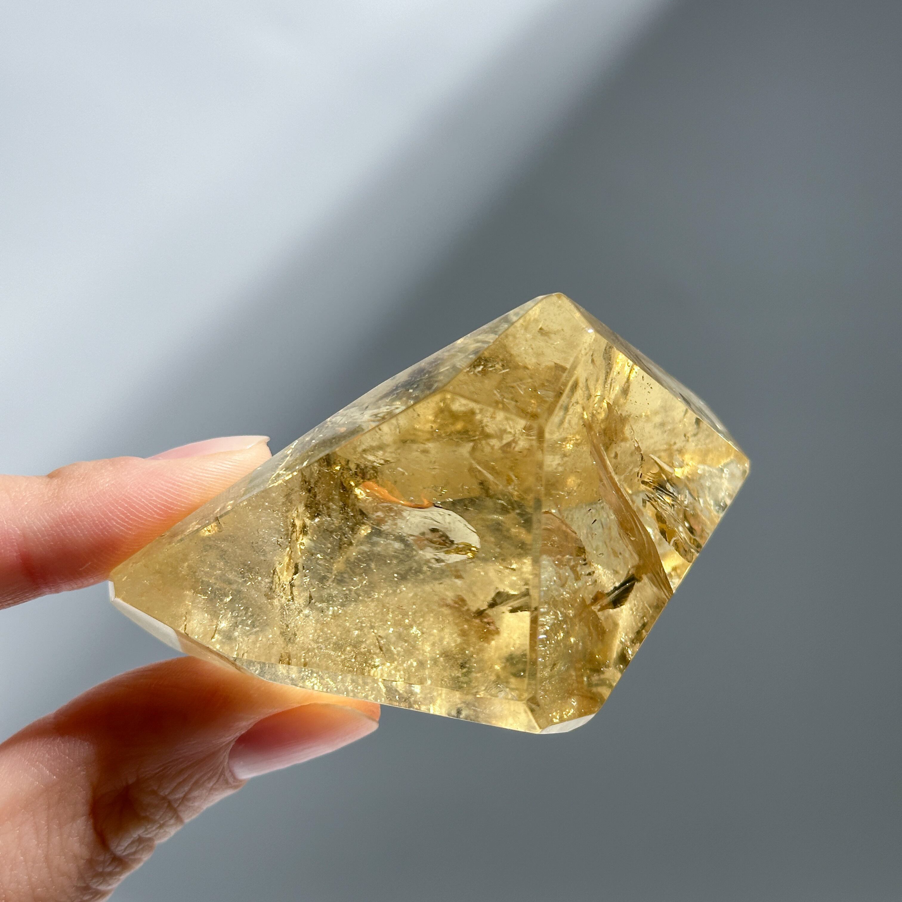 虹◎シトリン（黄水晶） フリーフォーム56◇ Citrine ◇ 天然石・鉱物