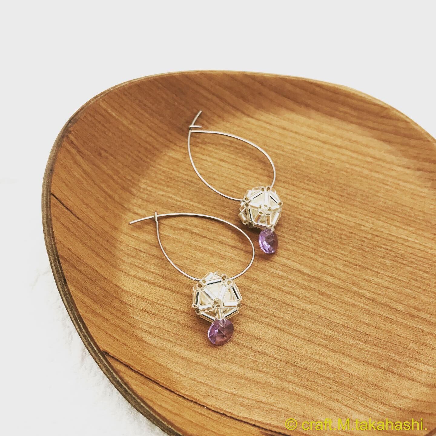 0052:アメジストパープルのスワロフスキーとコットンパールのピアス