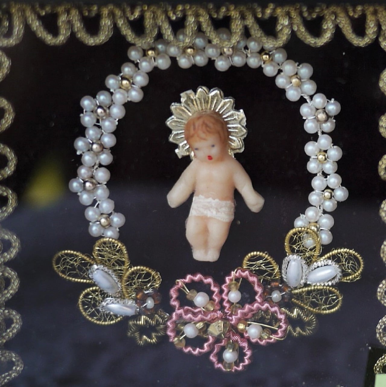 ベビーと花のアーチ 黒いフレーム ドイツ