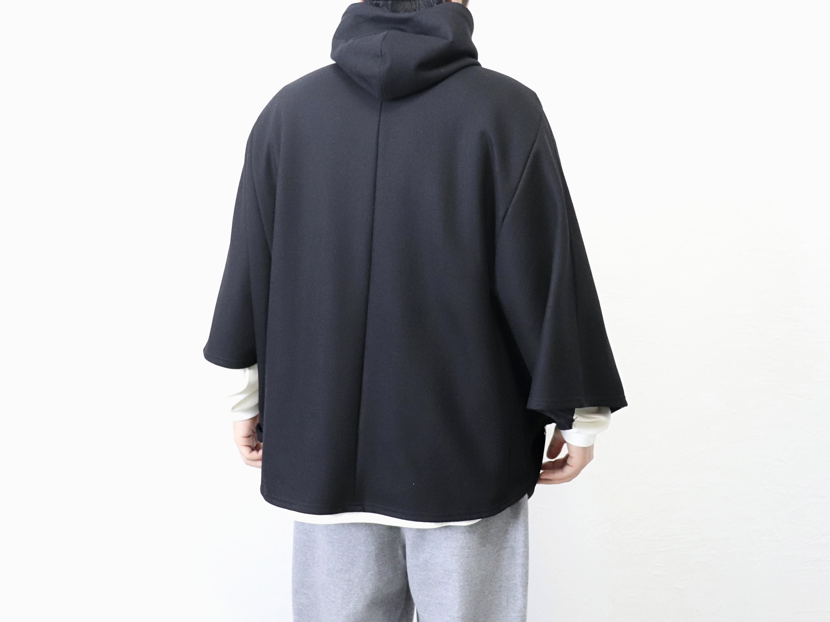 LiSS / WOOL PONCHO - BLACK リス / ウール ポンチョ | Mr. clothing store