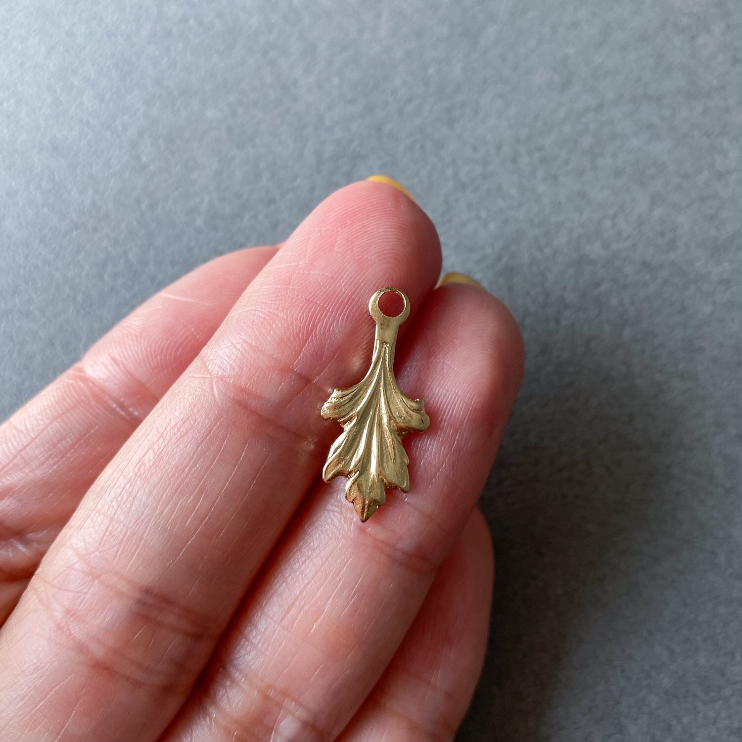再入荷〉USA真鍮 よもぎ風リーフチャーム | Dua-アクセサリーパーツ