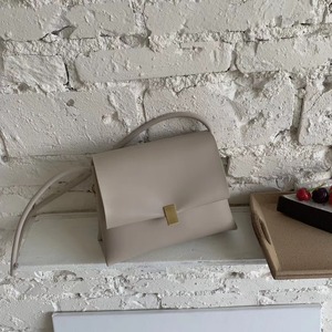 フラップショルダーバッグ