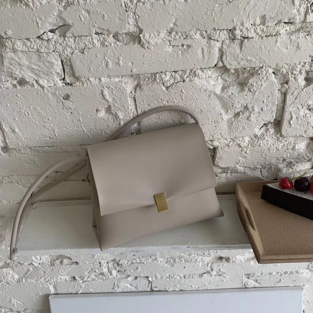 フラップショルダーバッグ