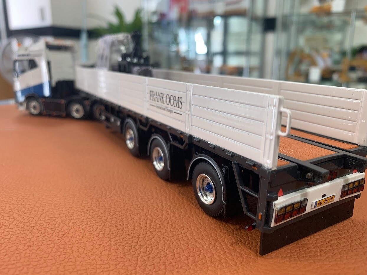 WSI 1/50 VOLVO FH 4 SLEEPER CAB 6X2 TWINSTEER BRICK TRAILER WSI 1/50 VOLVO FH 4 SLEEPER CAB 6X2 TWINSTEER BRICK TRAILER