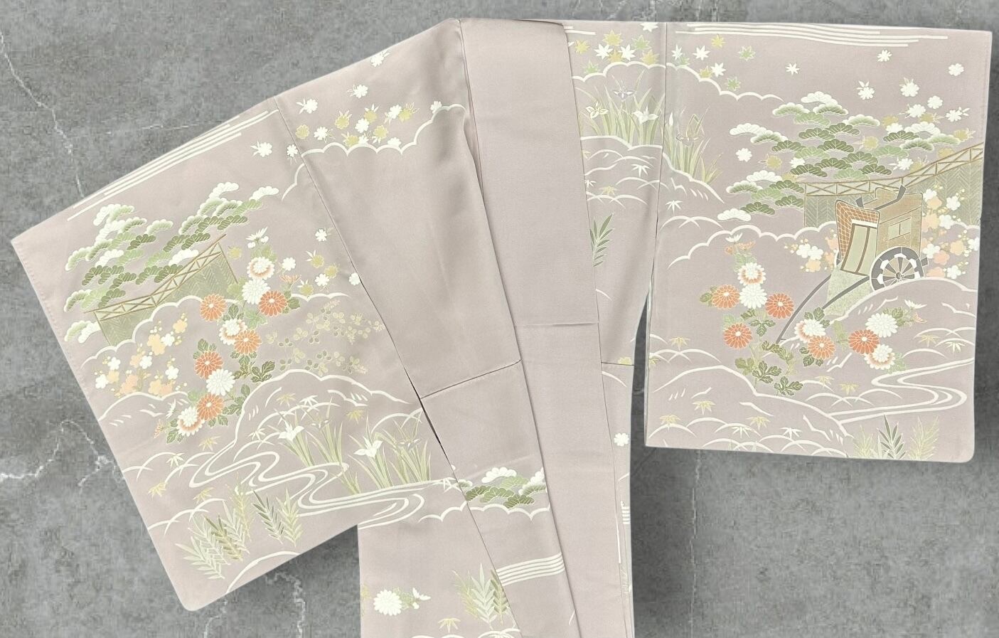 訪問着 ピンクがかった薄柿色の地 上品な四季の花 御所車など 金 訪問着 ピンクがかった薄柿色の地 上品な四季の花 御所車など 金