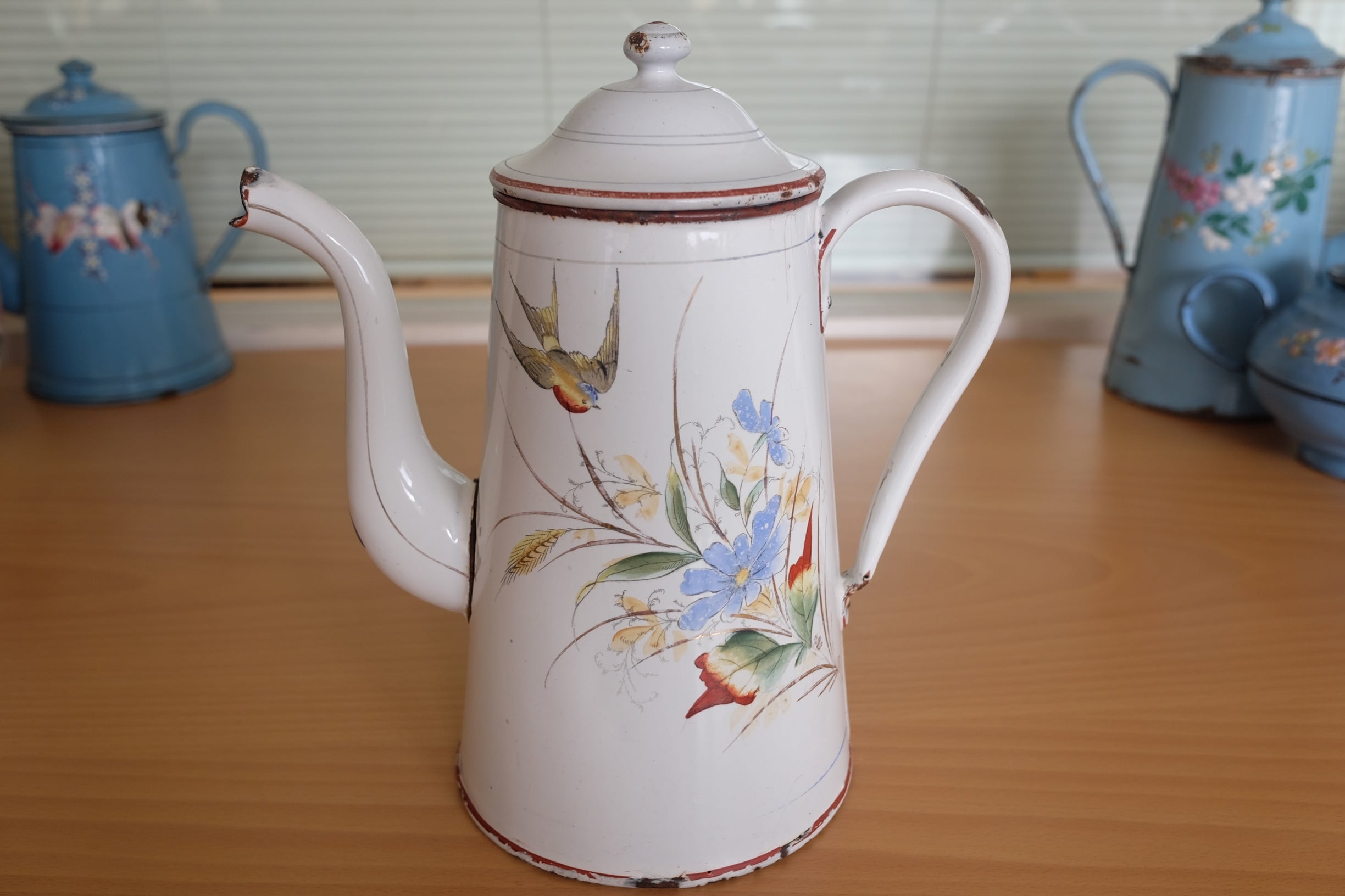 古い時代のコーヒーポット　花と鳥のデザイン