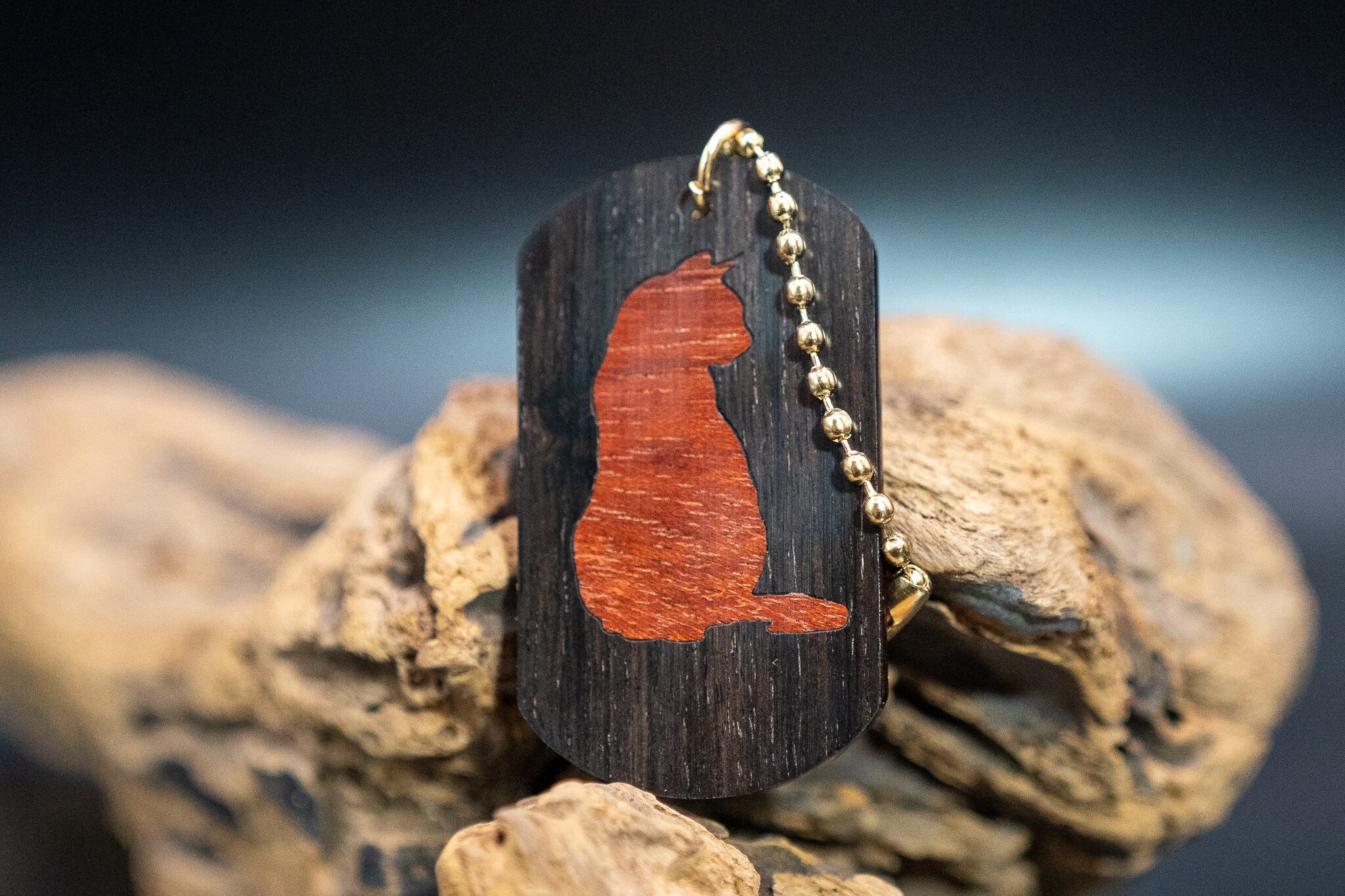 【音楽業界屈指の銘木】 ハカランダ ドッグタグ 象嵌 横を向く上品な猫 ブラジリアンローズウッド