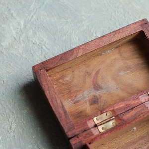 ゴールドのゾウが見守る木箱 1