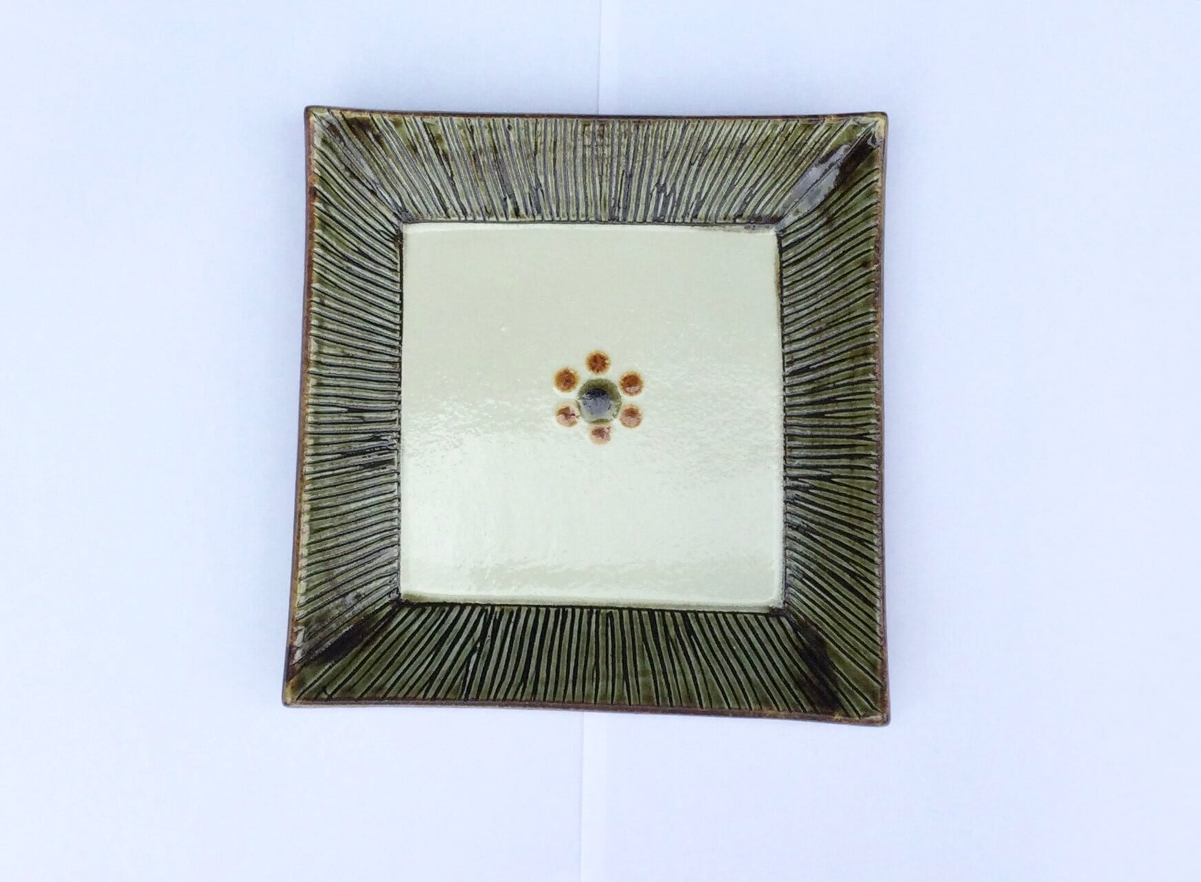 【値下げ】深川製磁　色絵菊花紋　六角盛皿　大皿 色絵菊花紋 八角紅茶碗皿 | 有田焼 深川製磁｜公式オンラインストア