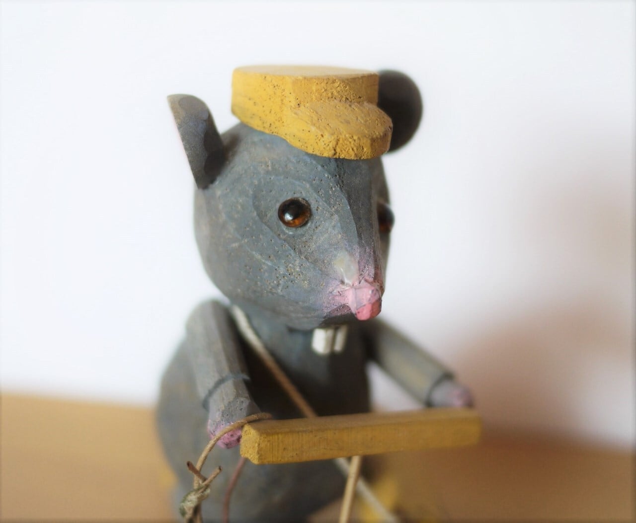 ねずみのお仕事 郵便屋さん 木彫り ドイツ | こりすのパン屋Base店