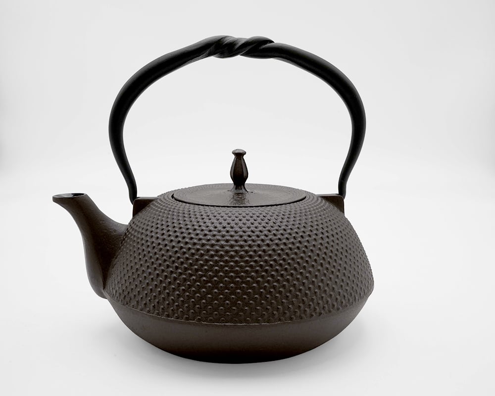 鉄瓶 平形アラレ（ひねりづる）茶 IH対応 | 砺波商店