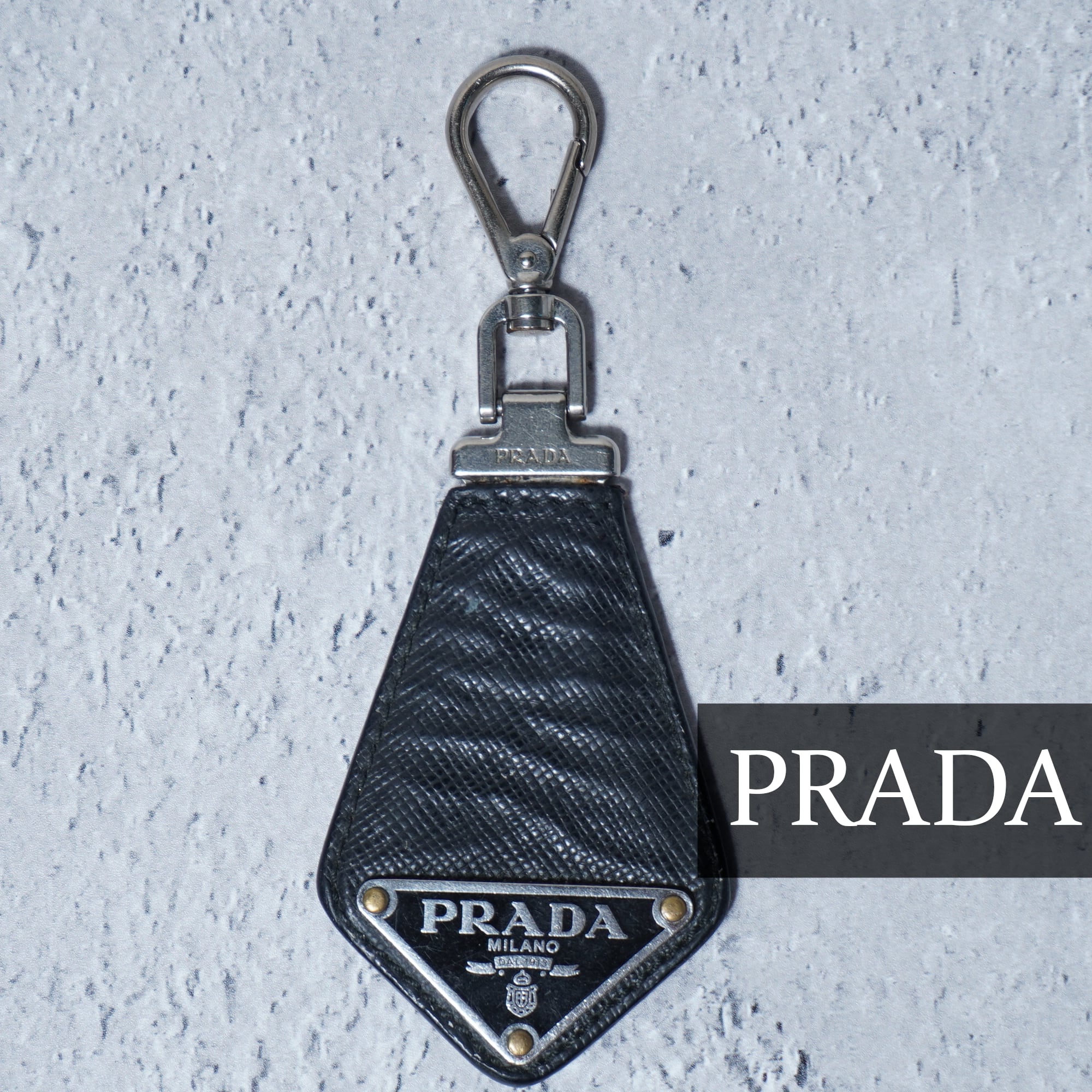 プラダ　PRADA　キーホルダー　キーリング　三角ロゴ　サフィアーノレザー　黒 PRADA】プラダ 三角プレートロゴサフィアーノレザーキーホルダー black