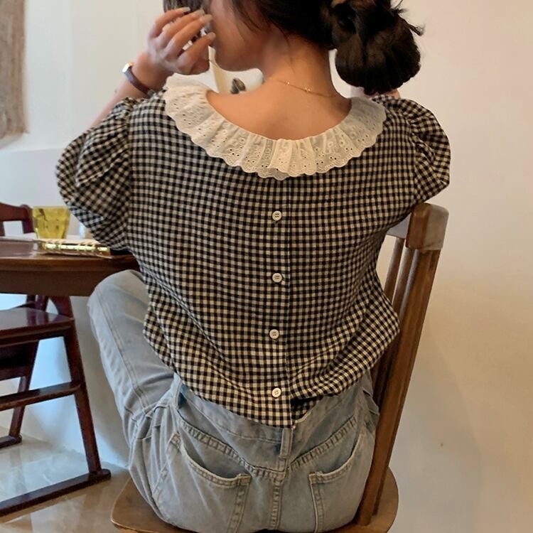 トップス レディース シャツ ブラウス パフスリーブ 半袖 バックボタン レースカラー ラウンドネック かわいい 大人可愛い おしゃれ お洒落 レトロ 大人女子 こなれ感 ラブリー キュート ガーリー 主役級 存在感 チェック柄 ギンガムチェック 夏 10代 20代 学生 通学 デート お出かけ 休日 着回し 普段使い 韓国 韓国系 送料無料 ファッション コーデ スタイル モテ プチプラ トレンド 流行 インスタ映え S M L XL ブラック ホワイト