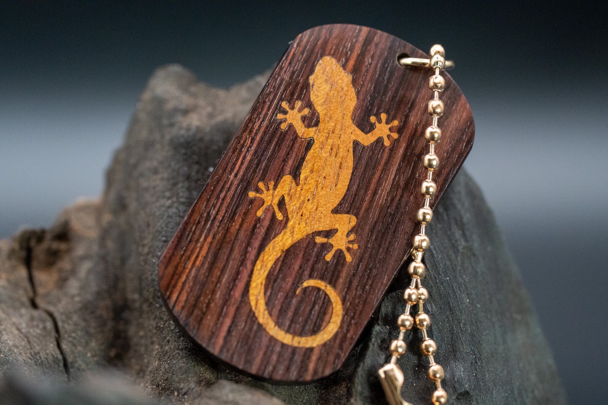 【王室御用達】キングウッド ドッグタグ 象嵌 木登りトカゲ