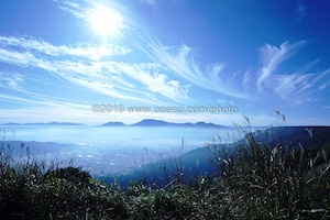 雲海に囲まれた阿蘇山の風景