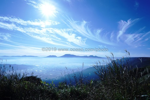 雲海に囲まれた阿蘇山の風景