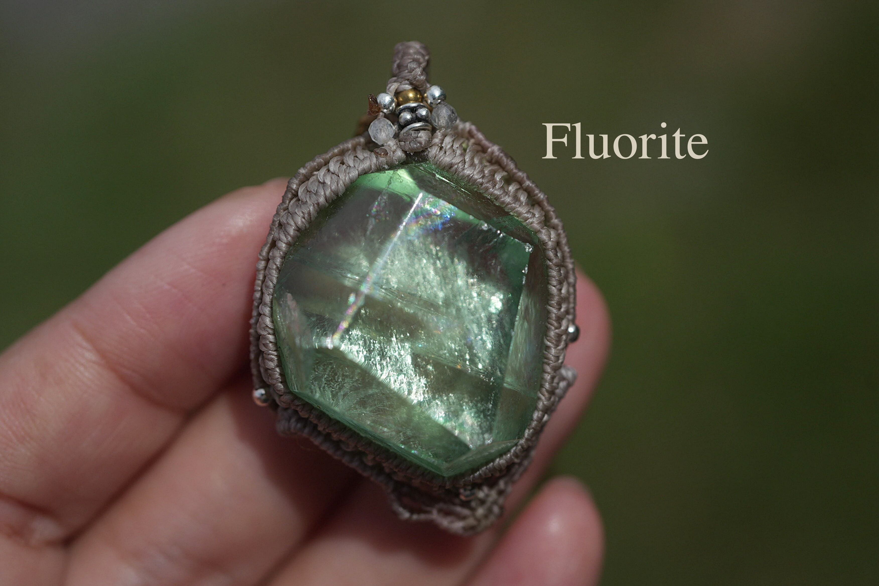 エメラルドグリーン虹原石★フローライト マクラメネックレス2029