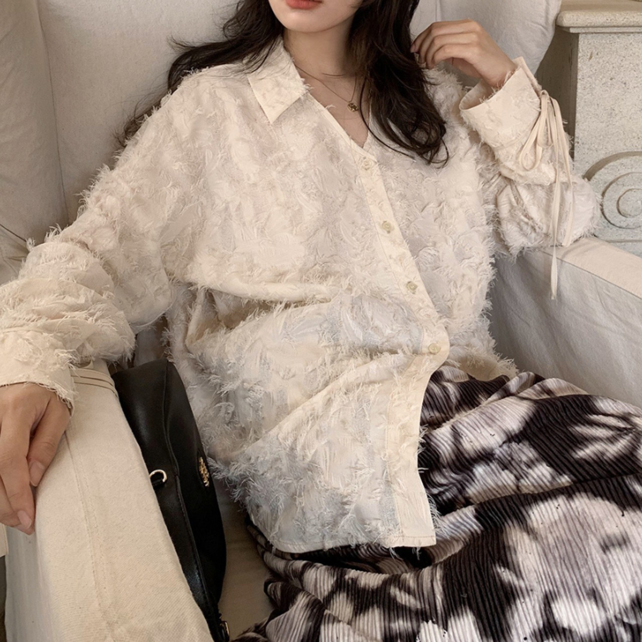 textured v-neck shirt J00190