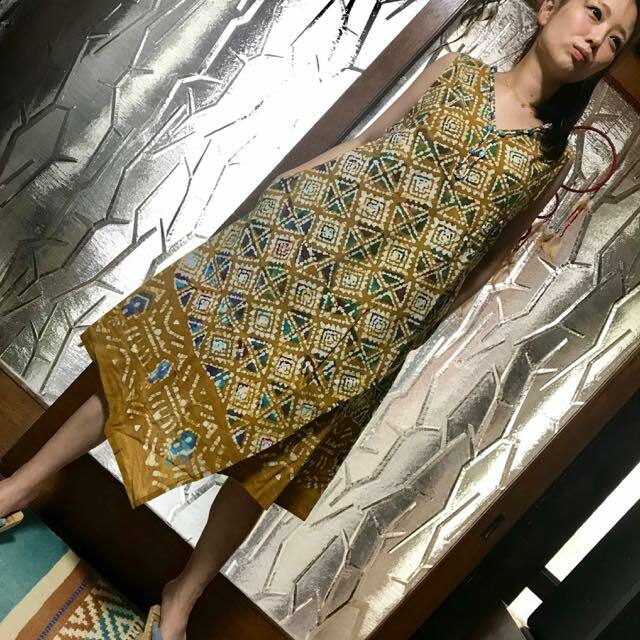 コットン バティック プリントあるノースリーブ ワンピース 辛子