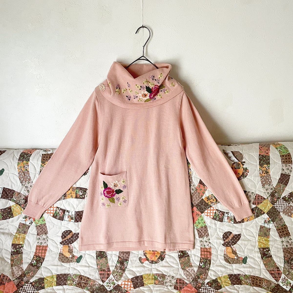 80-90s ウール バラ刺繍入り ピンク タートルネック ニット 昭和 80-90s ウール バラ刺繍入り ピンク タートルネック ニット 昭和