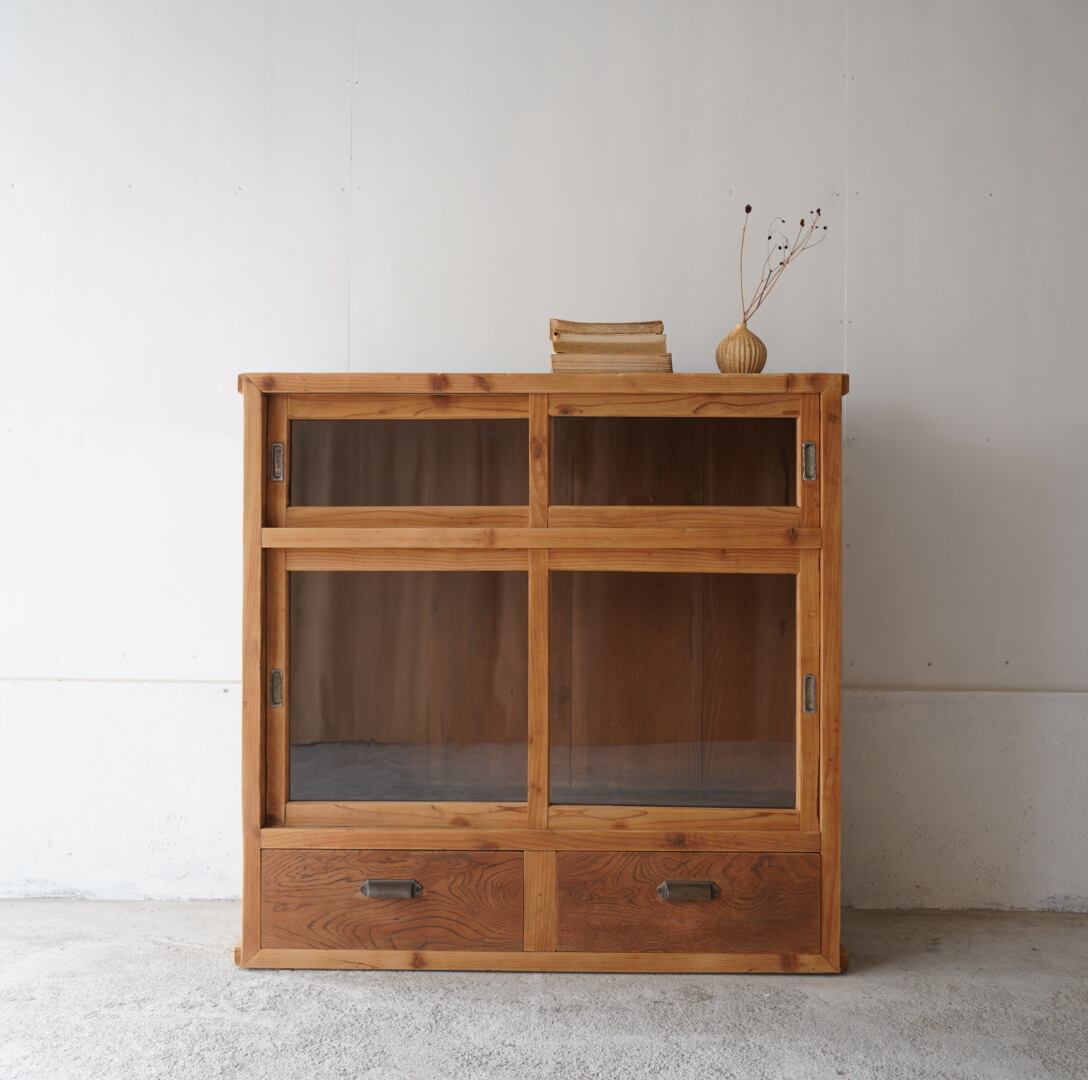 ガラス引き戸のキャビネット