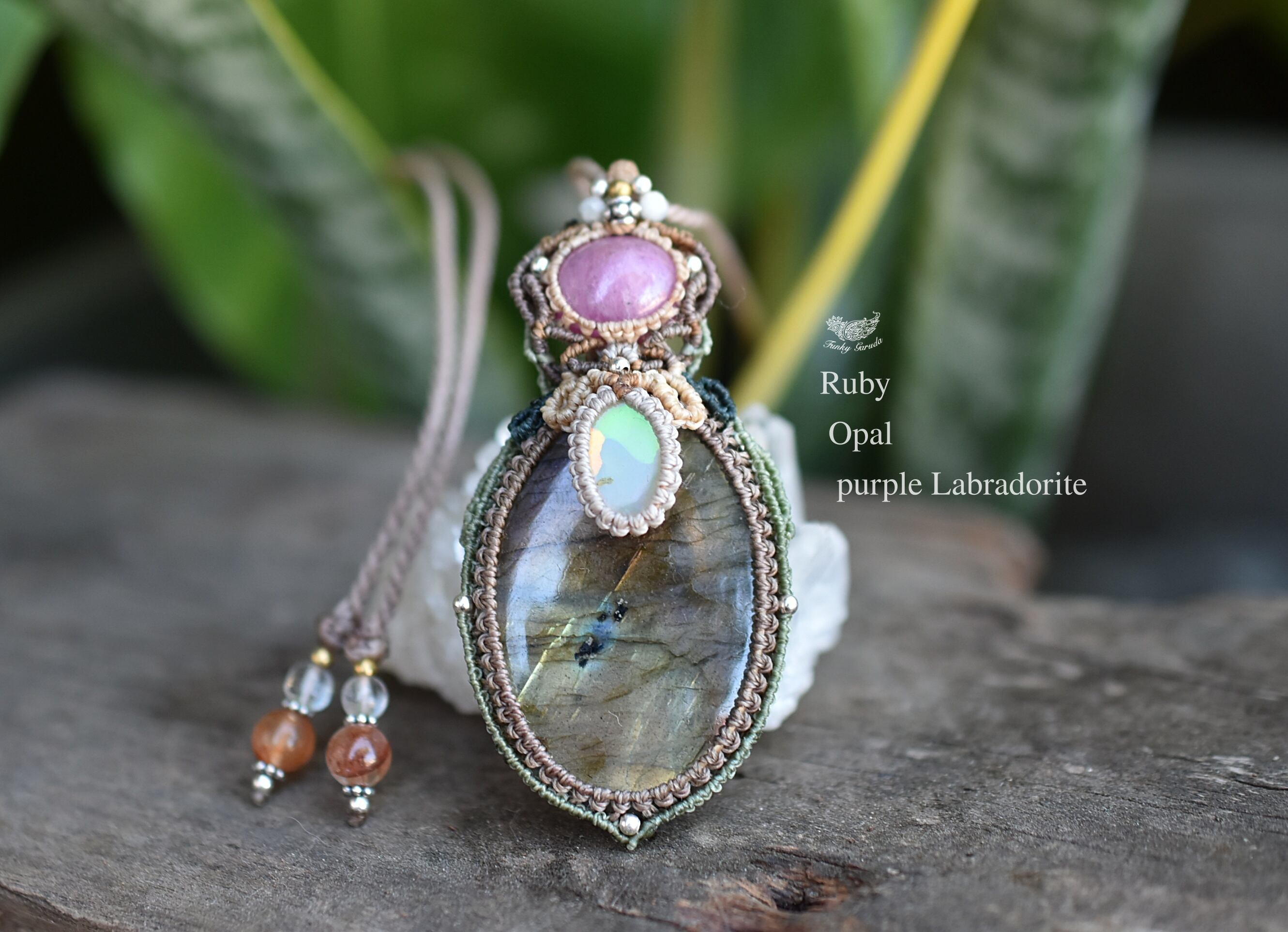 宝石質オパールのマクラメネックレス 宝石質オパールのマクラメネックレス