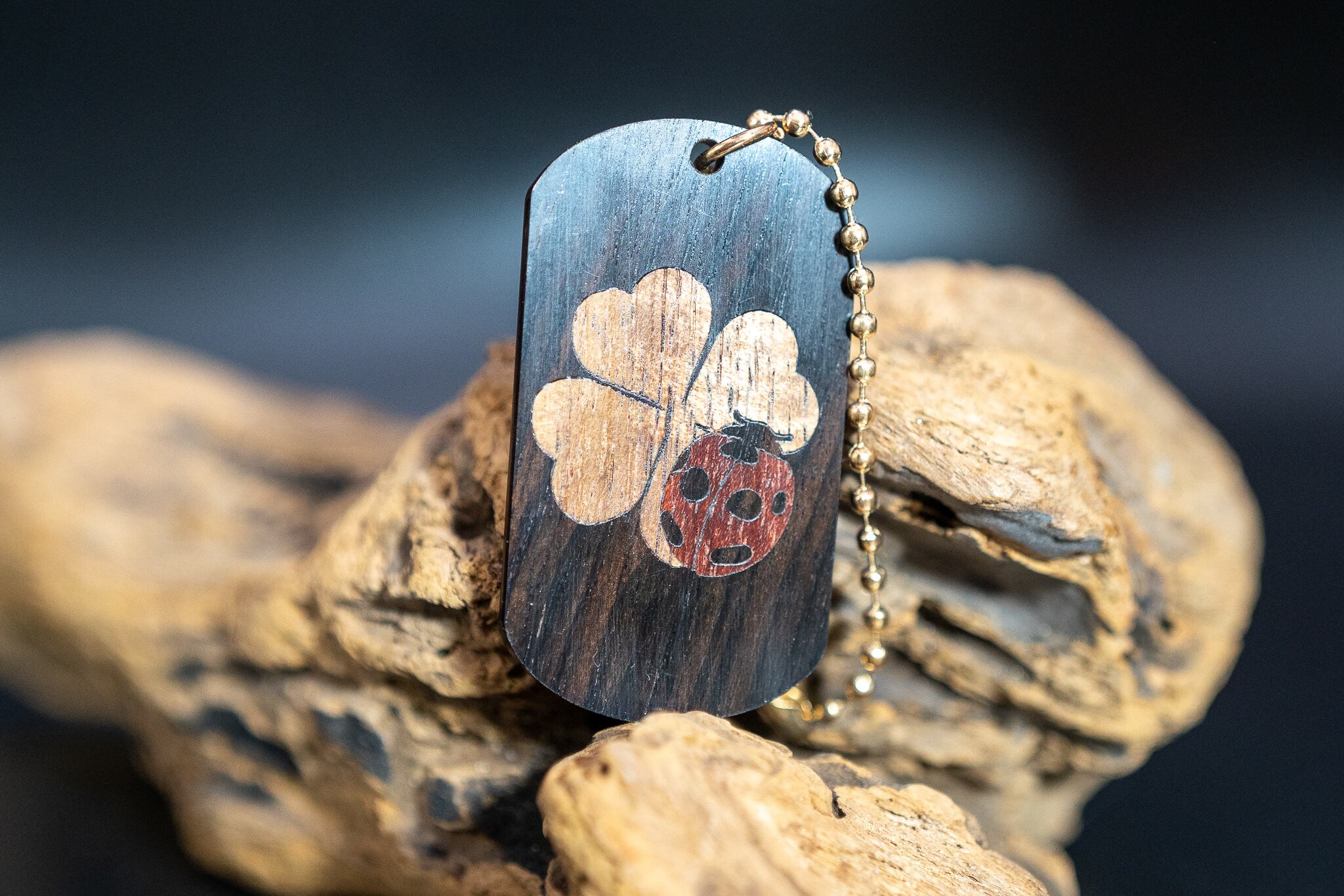 【芳醇な艶と響き】 グラナディラ ドッグタグ 象嵌 幸運を運ぶナナホシテントウ