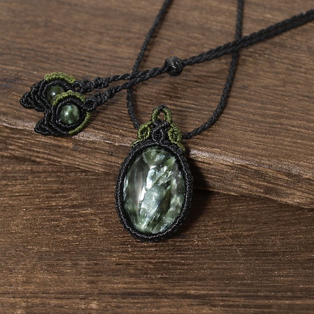 【一点物】セラフィナイトのルースを包んだマクラメネックレスNo.3