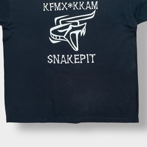 【FRUIT OF THE LOOM】KFMX×KKAM SNAKEPIT ロゴ プリントTシャツ バックプリント 黒t 半袖 夏物 US古着