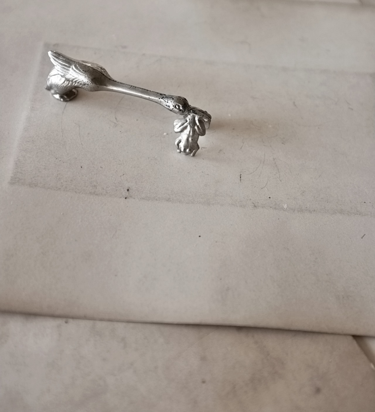 30s フランス 黙想する動物たちとアールデコ的カトラリーレスト 鷺さんと蛙さんa アンティーク