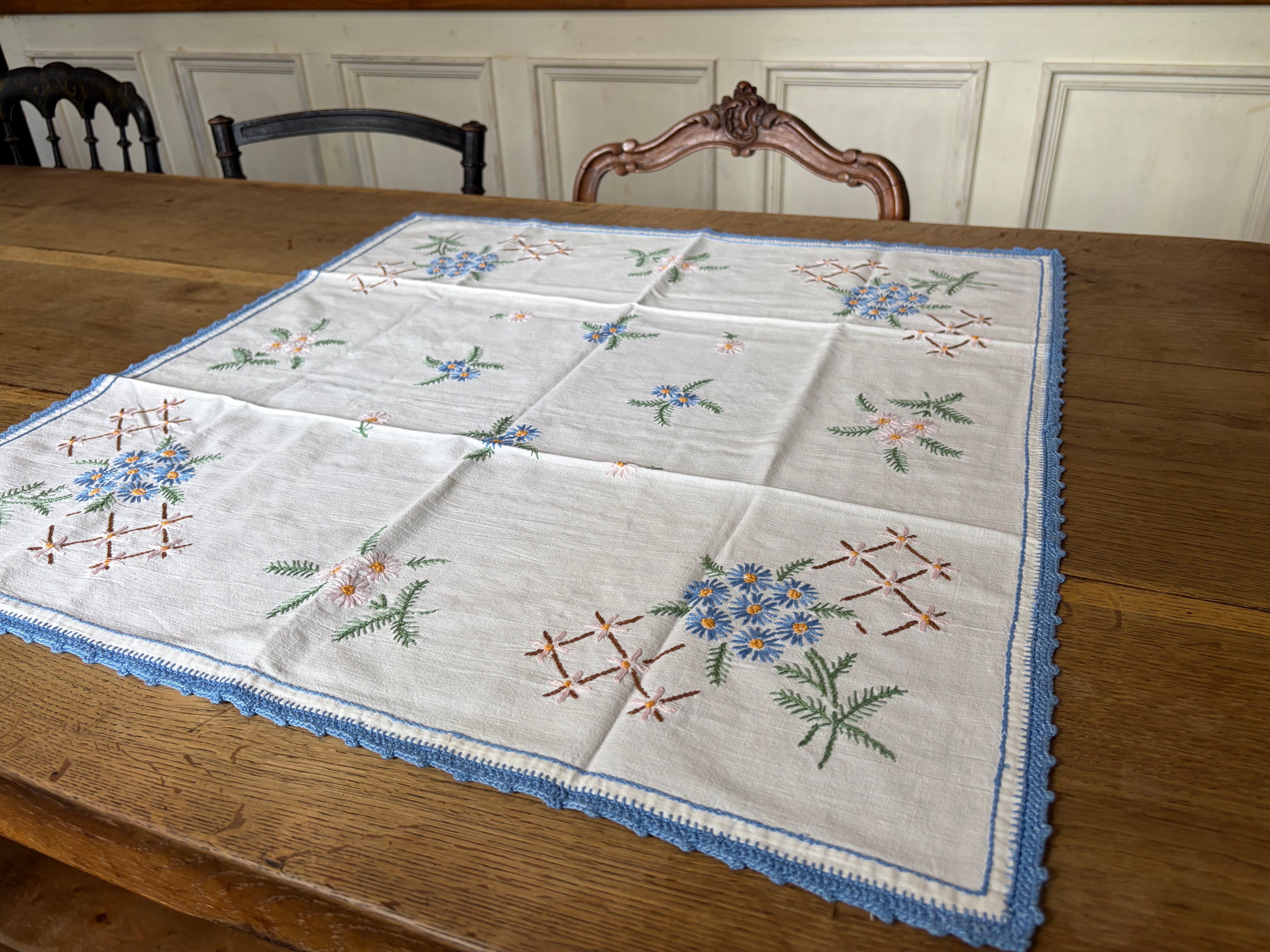 フランスアンティークஐ⋆*可愛い小花手刺繍の可愛いテーブルクロス 送料無料】フランスアンティーク テーブルクロス（64×62cm） 花柄刺繍