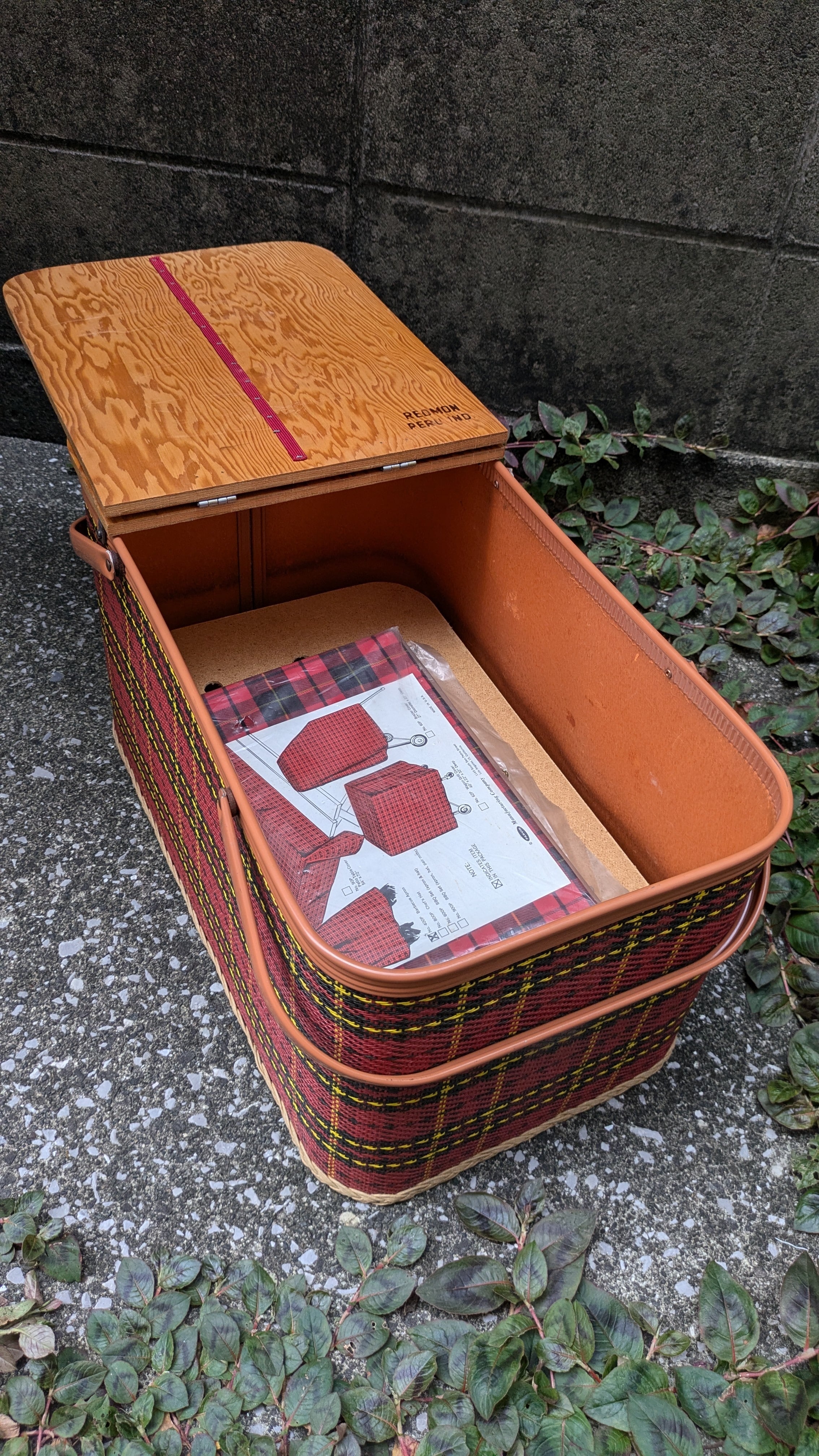 MINT!! Vintage REDMON PicnicBasket Plaid Red OldCampingStyle MINT!! Vintage REDMON PicnicBasket Plaid Red OldCampingStyle