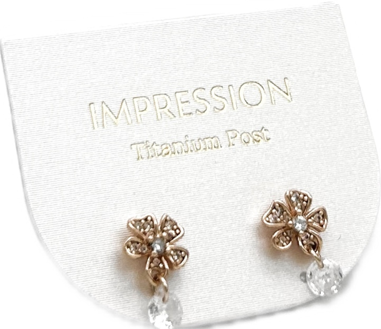 チタンポストピアス：フラワーデュー　IMPRESSION