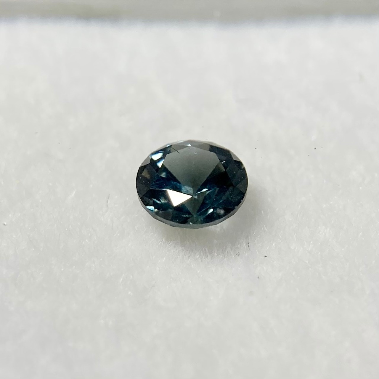 濃い緑系スピネル　ラウンドカット　約3.8mm　No.38-2