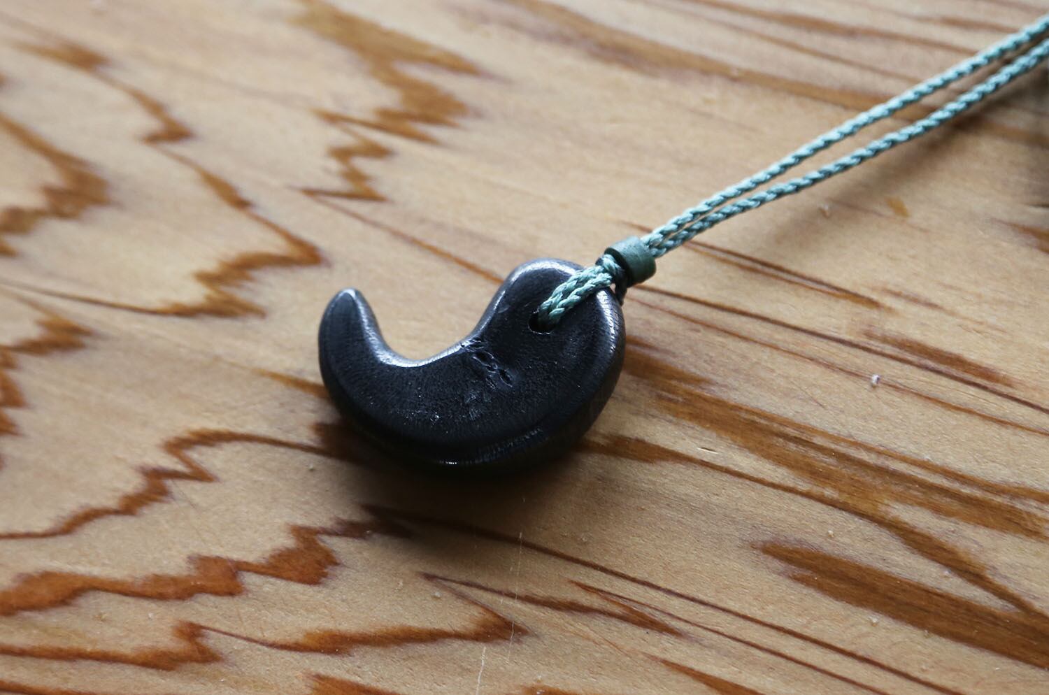 凛々しい姿。-備長炭勾玉ペンダント- | アジアイロ雑貨店