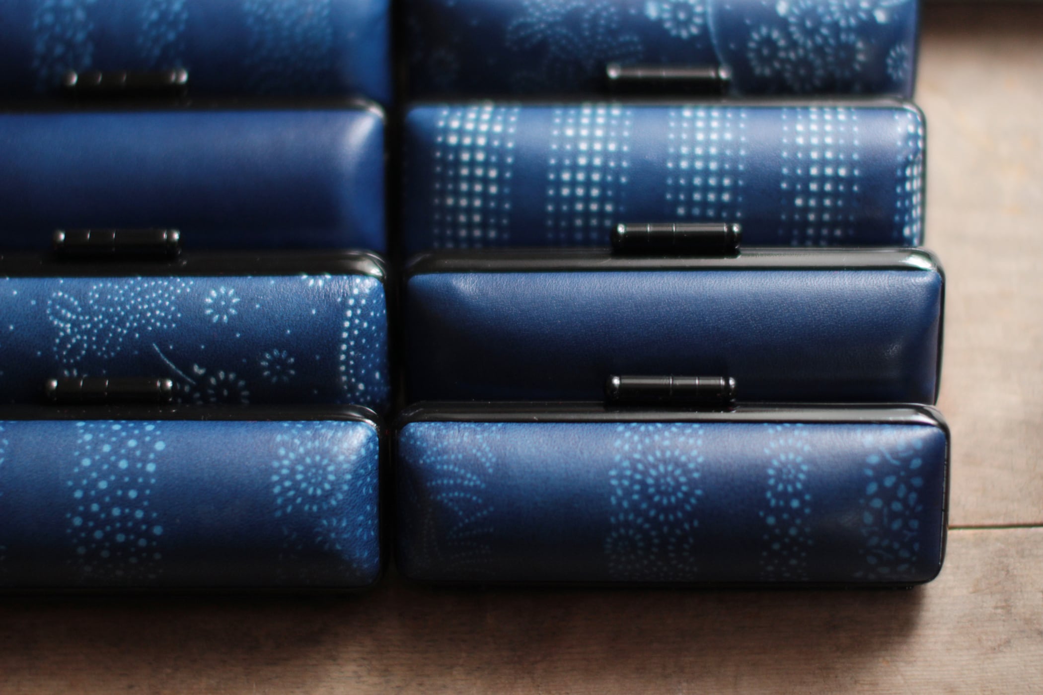 藍染革[migaki]18mm径 印鑑ケース【江戸小紋・萩に花(haginihana