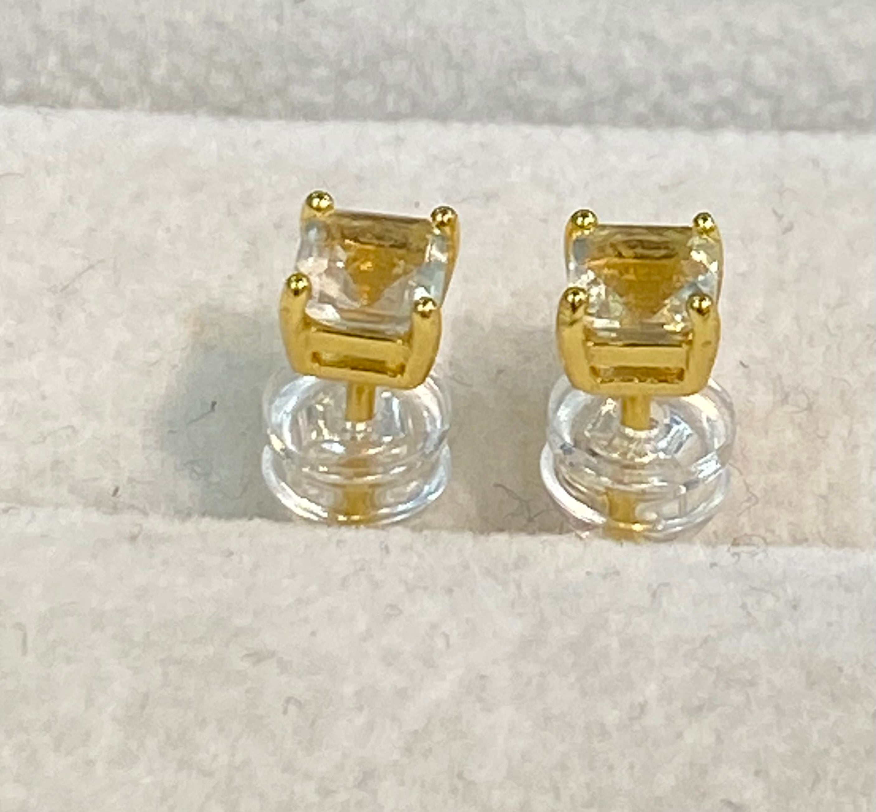 特選！宝石質リビアングラスピアス 4mm 本物保証 激安卸価格 | 水晶