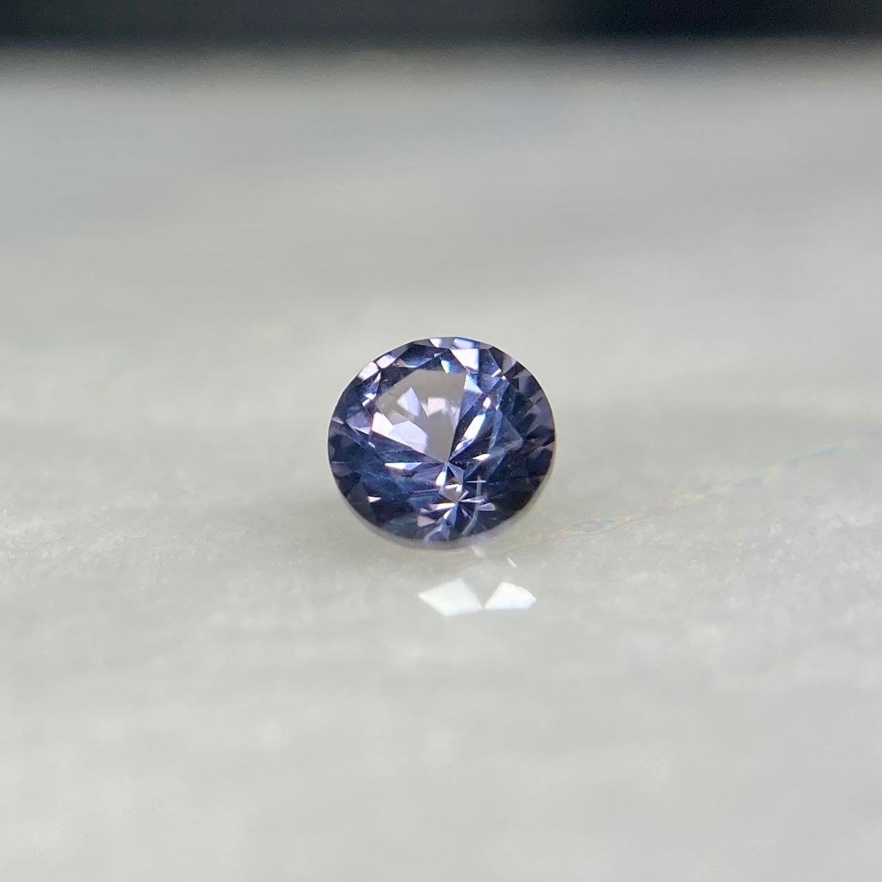 紫系 丸いスピネル 約3.4mm r-0086