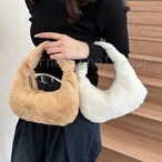 バッグ ふわもこファー ミニバッグ ミニハンドル ナチュラル ふわふわ 冬 ファーバッグ コンパクト デート お出かけ 冬コーデ シンプル フェミニン 小物収納 持ち運び ナチュラル 軽量素材 軽い あったか かわいい cw-a-6379