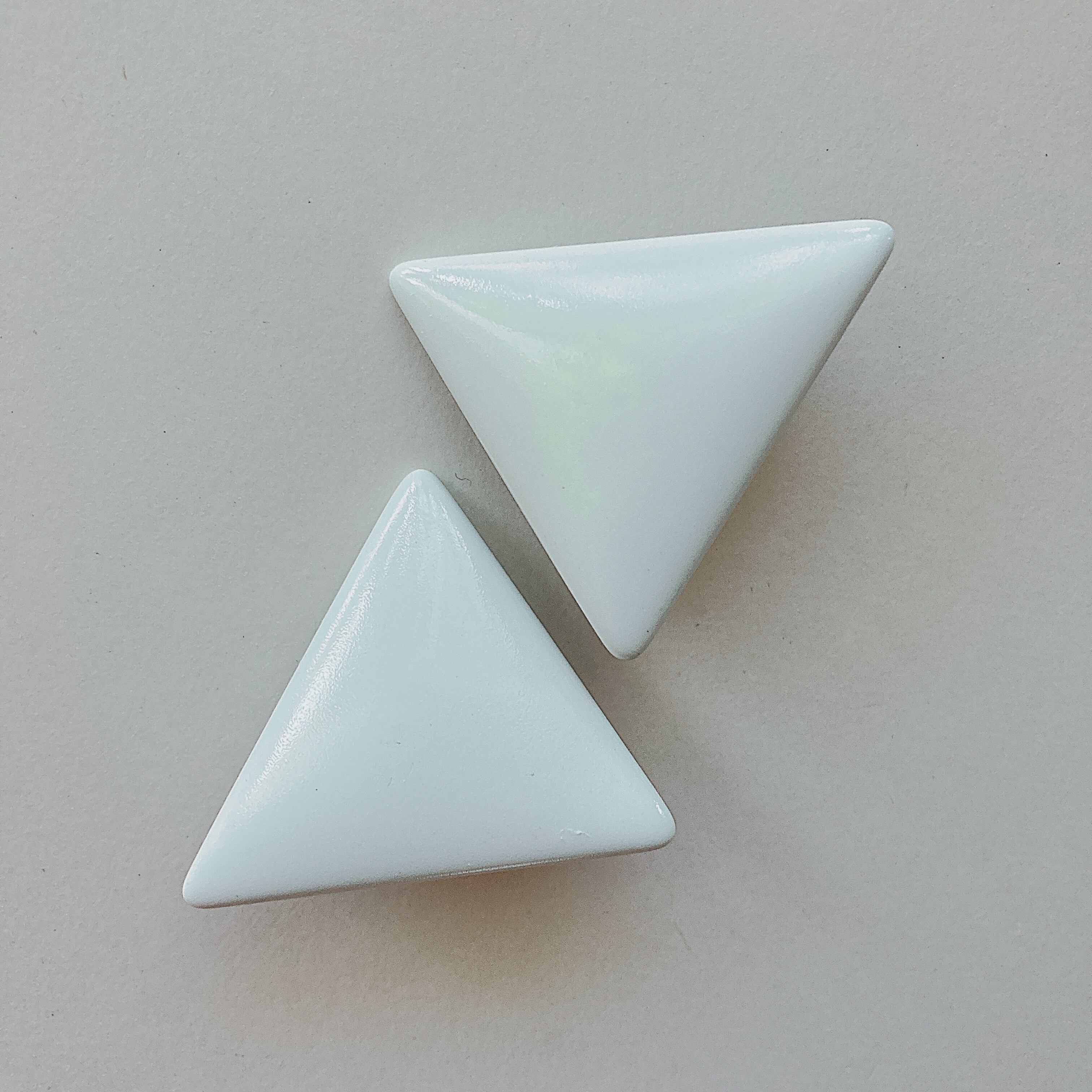 ホワイトトライアングルアンティークイヤリング Vintage white plastic triangle earrings ヴィンテージ ホワイト