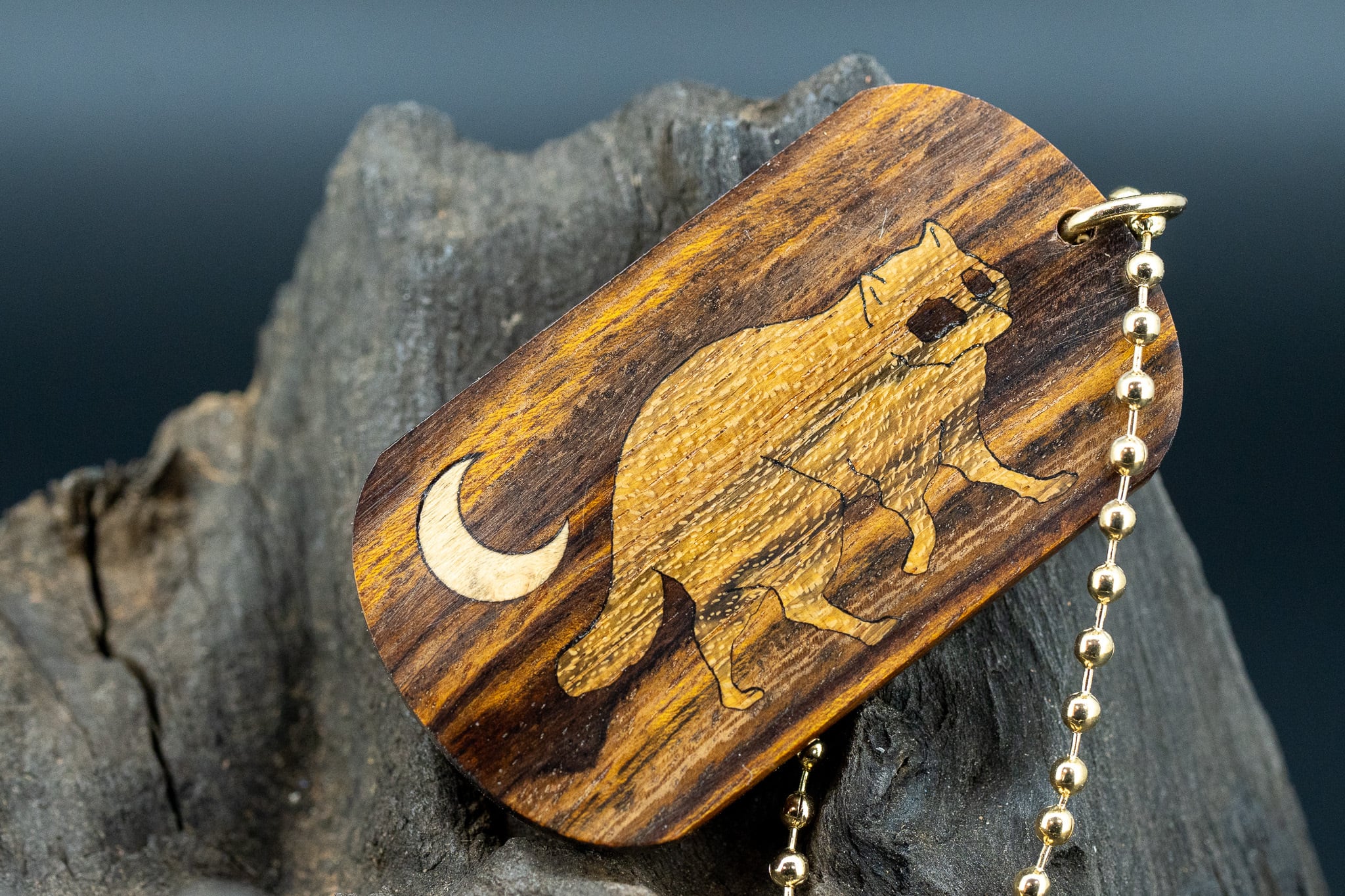 【砂漠の宝石】 デザートアイアンウッド ドッグタグ 象嵌 三日月とたぬき