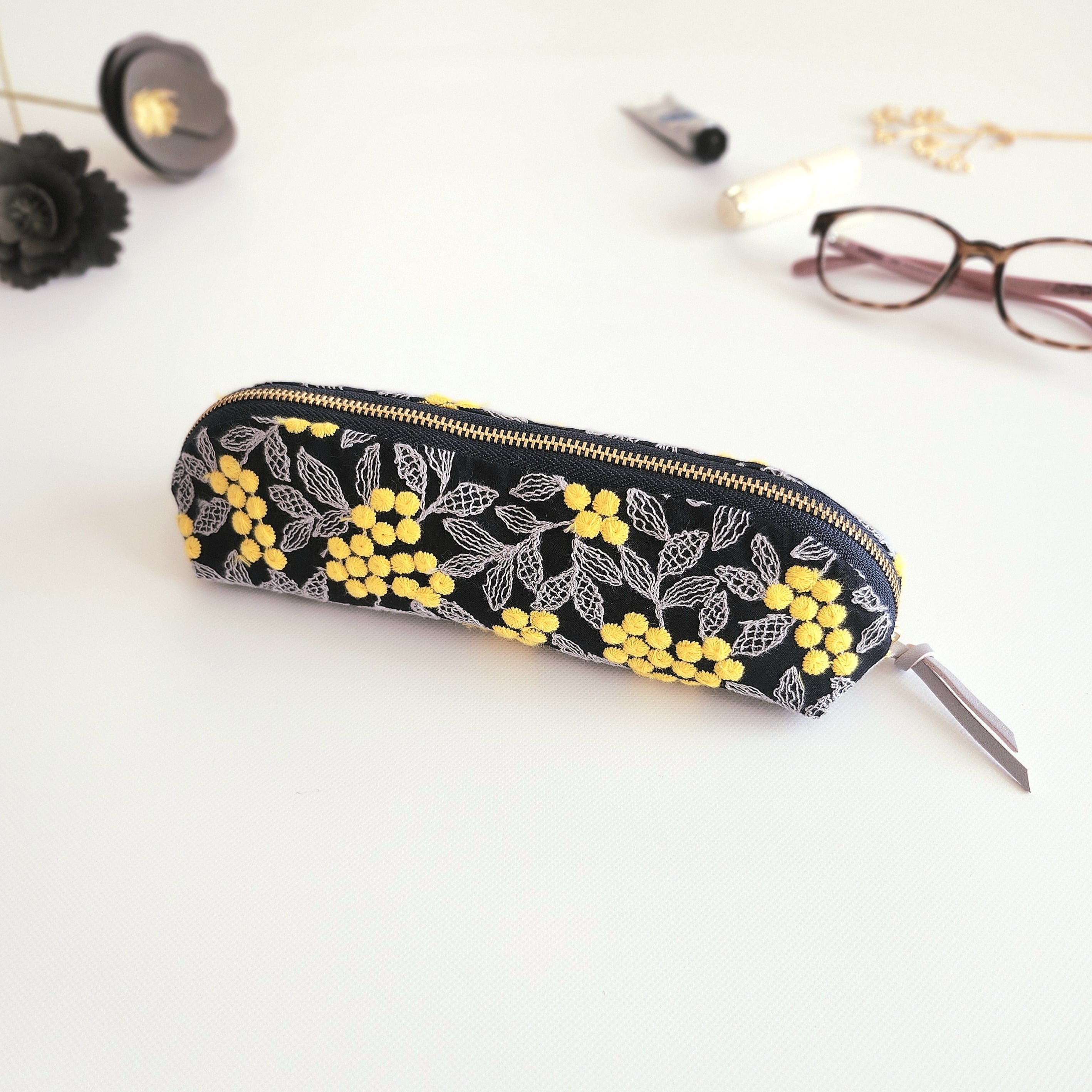 ハンドメイド　みつばちデグー柄　ペンケース　メガネケース　ファスナーポーチ ぷくまる刺繍のパカッと開くロングポーチ│ペンケース│メガネケース