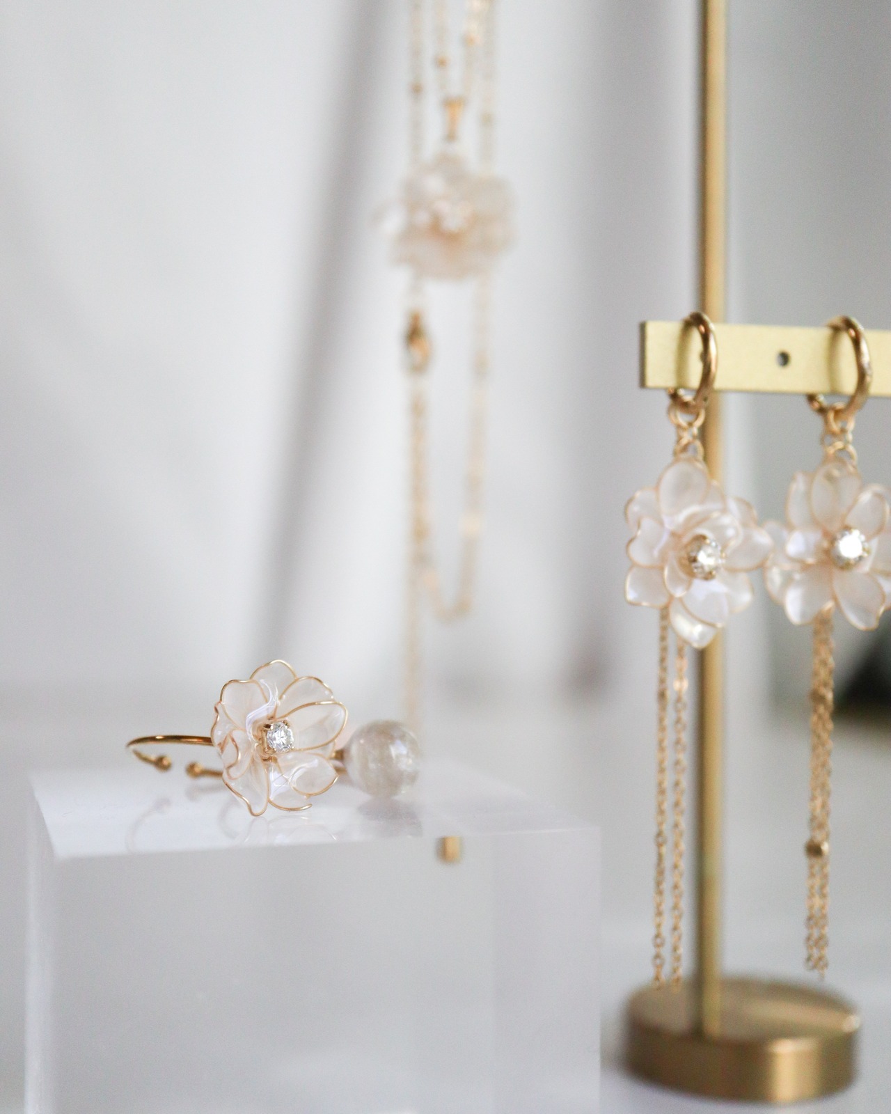 ” 尊ぶ（peony dahlia）”耳飾り