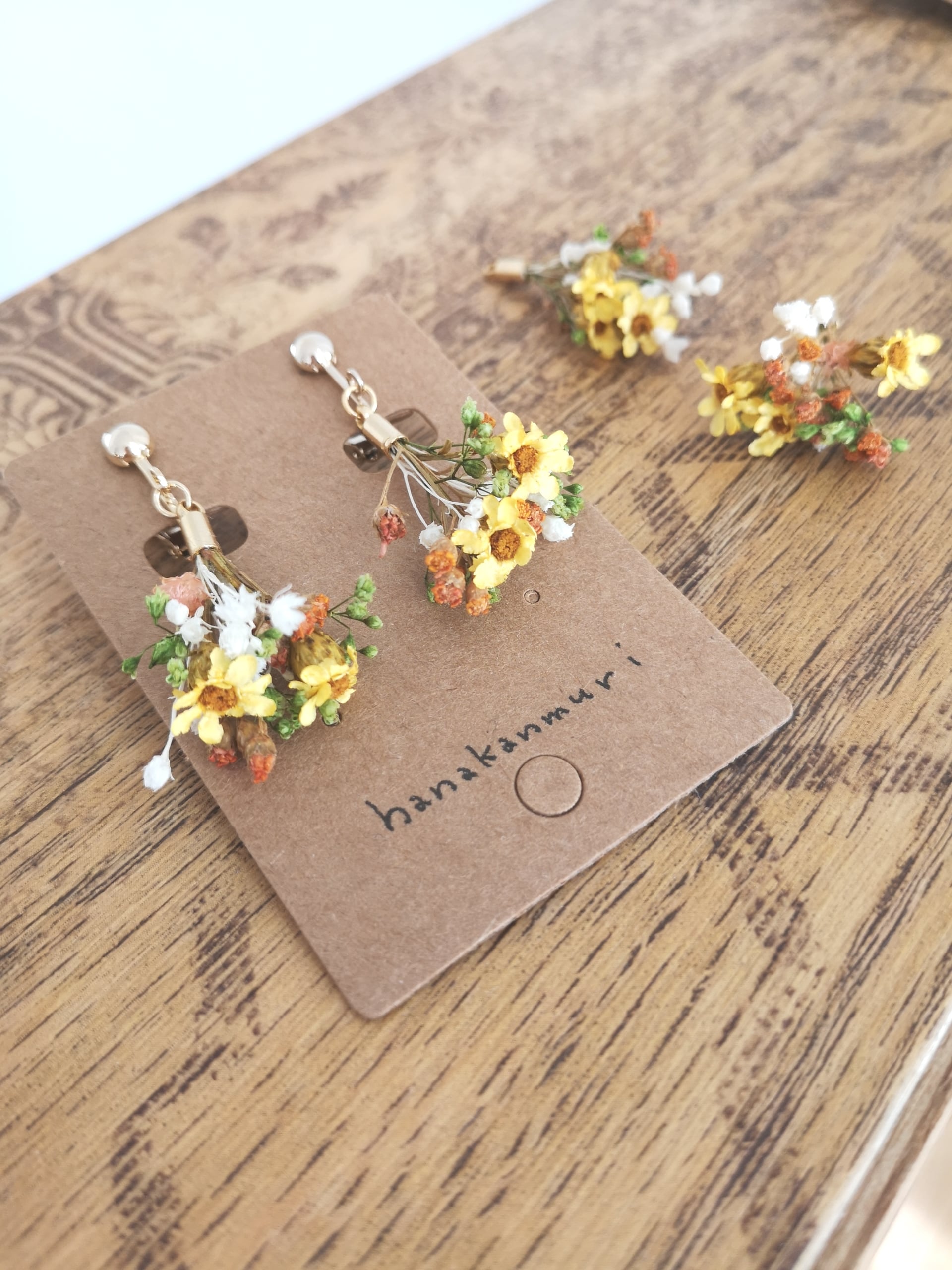 3作品]デージーのドライフラワーのブーケピアス | 『hanakanmuri （は