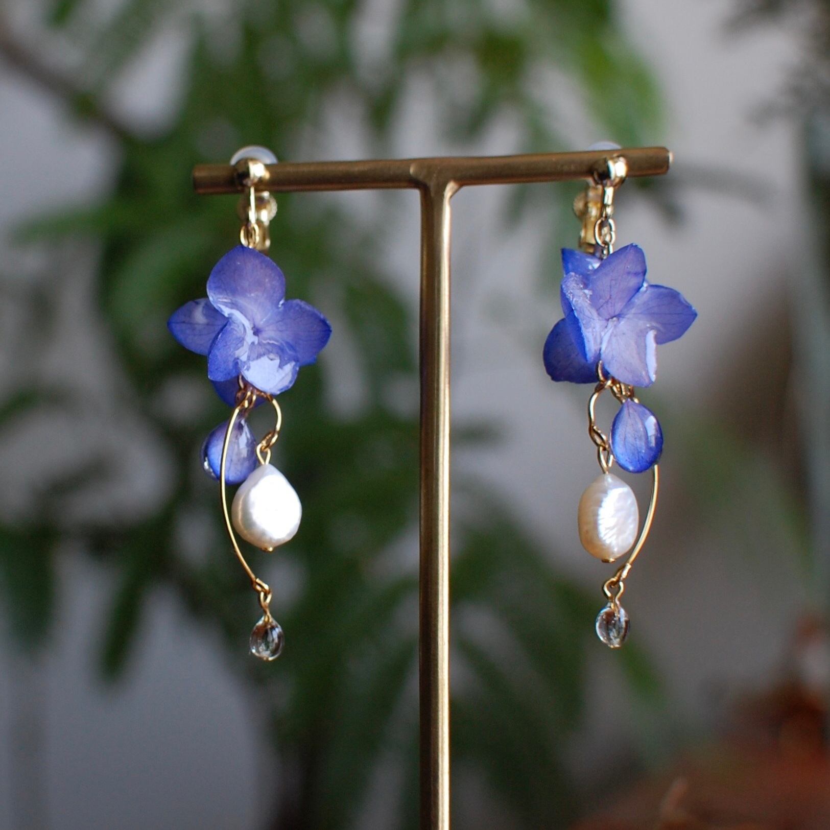 雨上がりの紫陽花 三つの雫 青紫色 ピアス イヤリング Harue 雨上がりの紫陽花 三つの雫 青紫色 ピアス イヤリング Harue