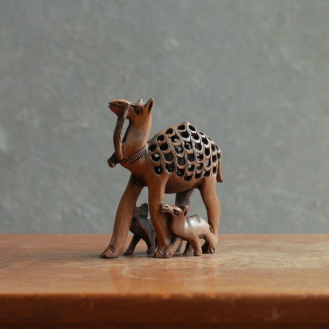 嬉しそうに歩く、ラクダの親子