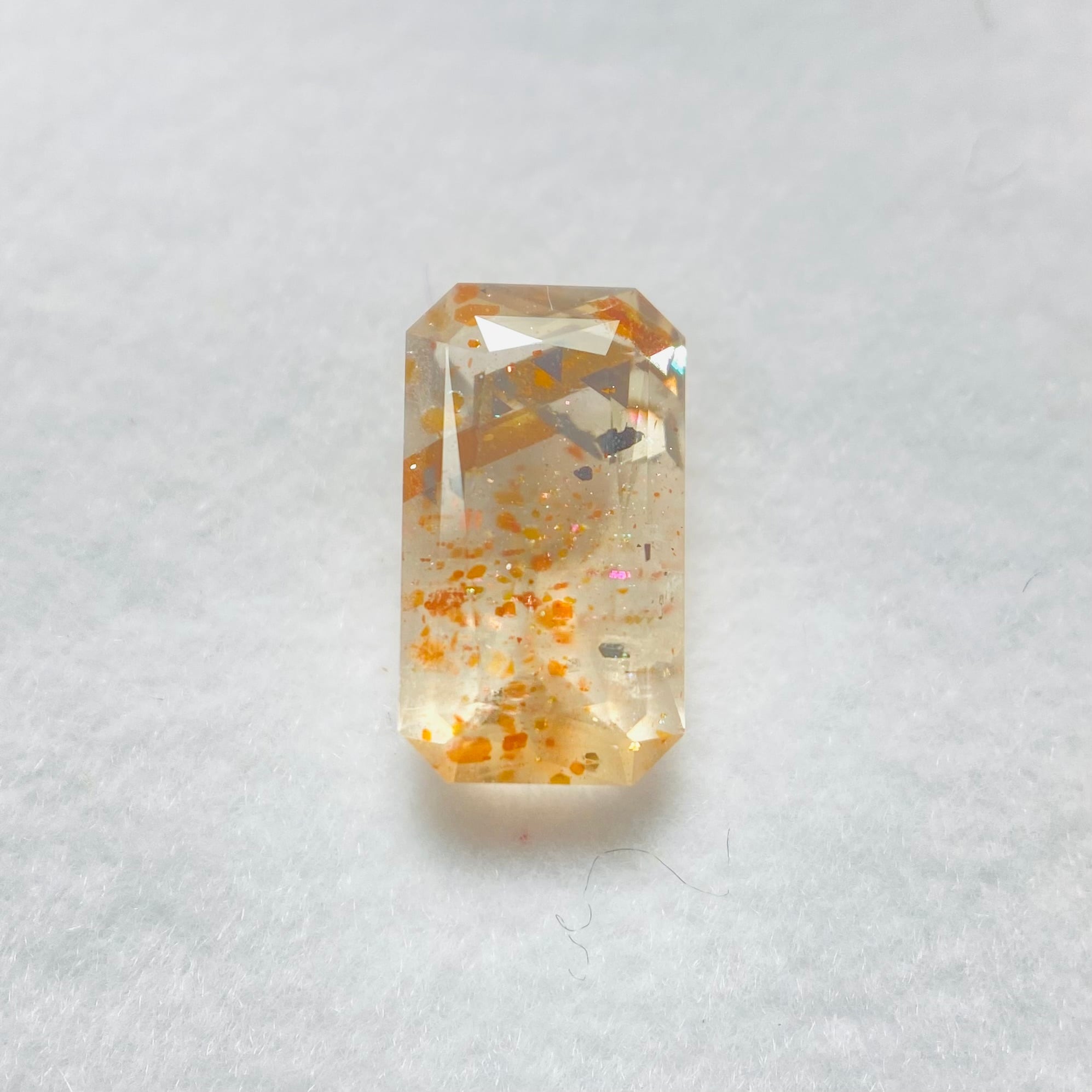 ファセットカットのキラキラレインボーラティスサンストーン